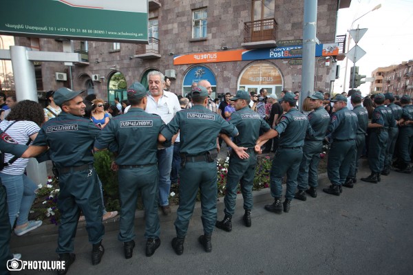 Members of No to Robbery initiative tried to occupy Baghramyan Avenue but the Police prevented them