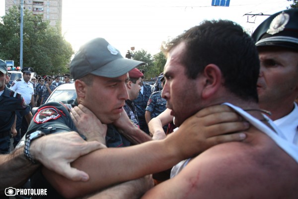 Members of No to Robbery initiative tried to occupy Baghramyan Avenue but the Police prevented them
