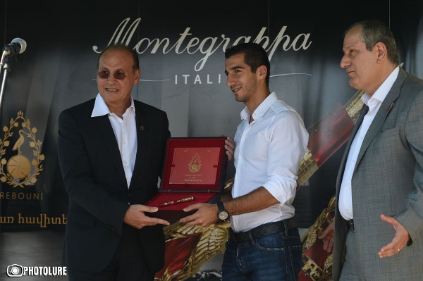 Henrikh Mkhitaryan attended a charity program at the RA Football Academy