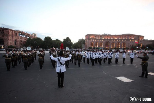 The Ministry of Defence of The United Kingdom of Great Britain and Northern Ireland presents the concert of Salamanca Band and Bugles of the Rifles joint with the orchestra of the RA Defence Ministry on Republic Square