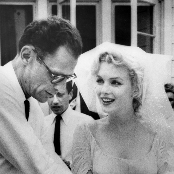 (GERMANY OUT) * 01.06.1926-05.08.1962+Schauspielerin; USAmit Ehemann Arthur Miller bei ihrer Hochzeit, trägt einen Hochzeitsschleier- 1956 (Photo by ullstein bild/ullstein bild via Getty Images)