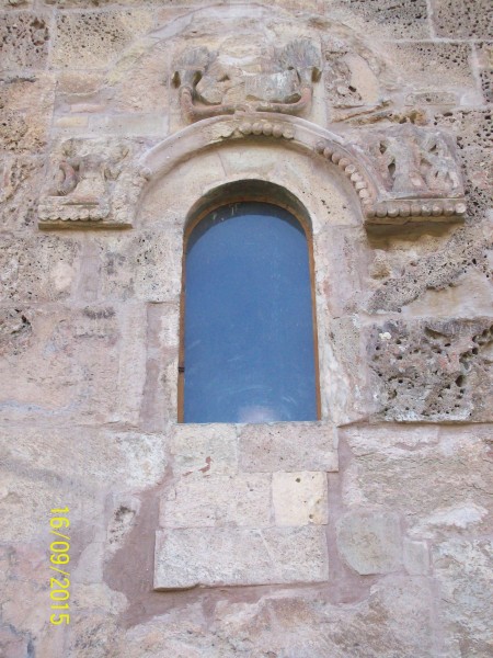 Աղոթարանի արևելյան պատուհան