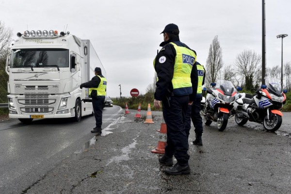 French police officers provide security as they control the crossing of vehicles on the border between France and Belgium, following the deadly Paris attacks, in Crespin, France, November 14, 2015. REUTERS/Eric Vidal
