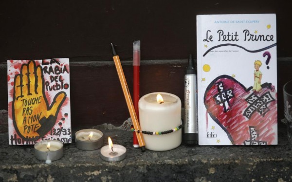 Books are seen placed outside the Le Carillon restaurant the morning after a series of deadly attacks in Paris, November 14, 2015. REUTERS/Christian Hartmann
