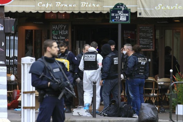 Police investigators work at the scene of a shooting in a bar in Rue de le Fontaine the morning after a series of deadly attacks in Paris, November 14, 2015. REUTERS/Pascal Rossignol