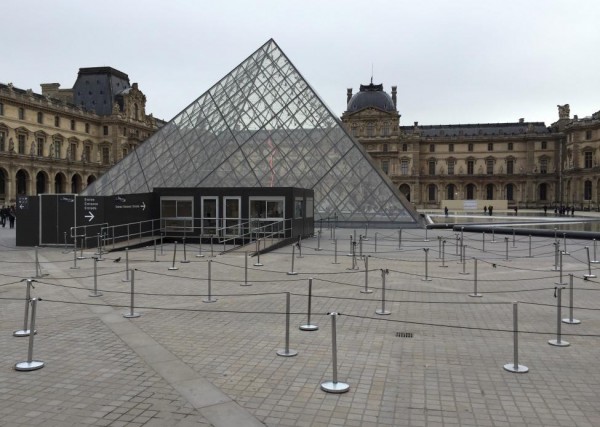 The entrance of the Louvre is seen deserted after the museum was closed in Paris, France, November 14, 2015.    REUTERS/Reinhard Krause