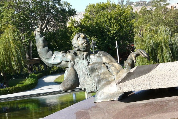 Arno_Babajanyan_statue,_Yerevan