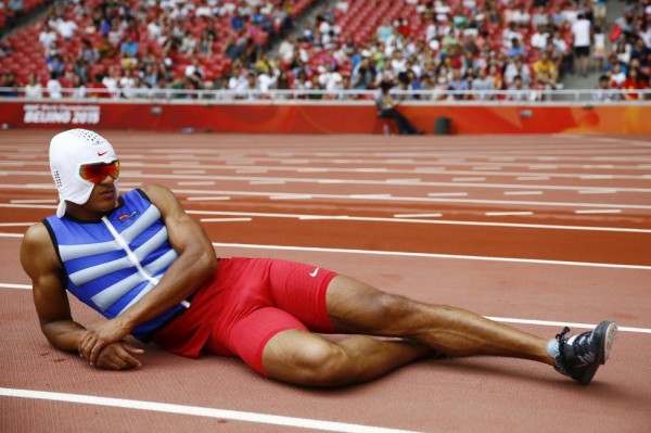 Eaton of the U.S. rests with a cooling face mask as he competes in the pole vault event of the men's decathlon during the 15th IAAF World Championships at the National Stadium in Beijing