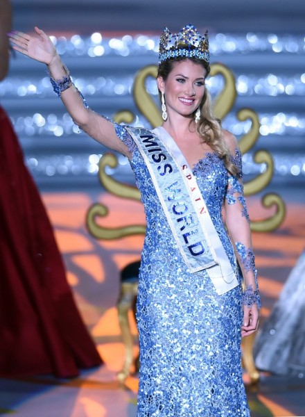 Mireia Lalaguna Rozo of Spain waves after winning the new title at the Miss World at the Grand Final in Sanya, in southern China's Hainan province on December 19, 2015. Contestants from over 110 countries compete in the final of the 65th Miss World Competition. AFP PHOTO / JOHANNES EISELE