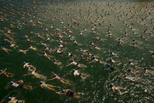 People swim during the annual public Lake Zurich crossing swimming event in Zurich, July 1, 2015. The participants crossed Lake Zurich, a distance of 1,500 metres (4,921 ft).  REUTERS/Arnd Wiegmann