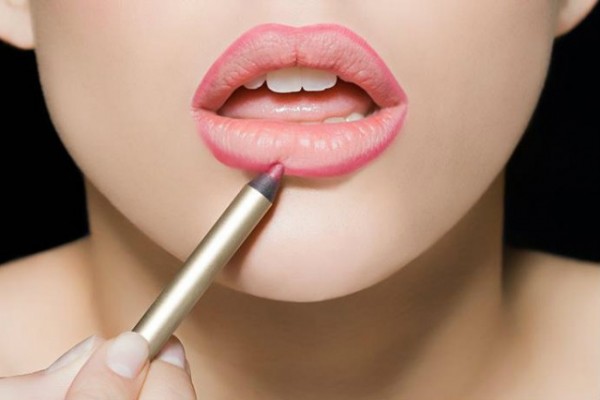 5974510-650-1453465796-3-tips-perfect-matte-lips-1