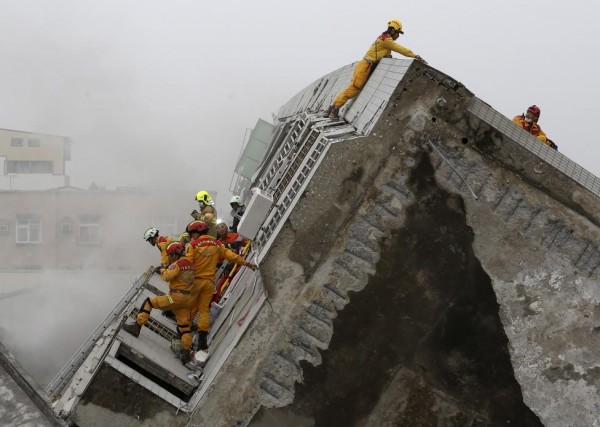 Rescue personnel work at the site where a 17-storey apartment building collapsed, after an earthquake in Tainan, southern Taiwan, February 6, 2016. REUTERS/Patrick Lin