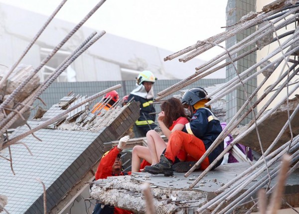 Rescue workers remove people from the site where a 17-storey apartment building collapsed after an earthquake hit Tainan, February 6, 2016. REUTERS/Stringer