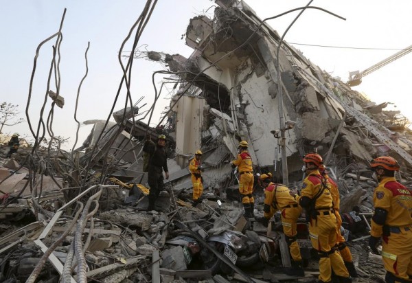 Rescue personnel work at the site where a 17-storey apartment building collapsed, after an earthquake in Tainan, southern Taiwan, February 6, 2016. REUTERS/Patrick Lin