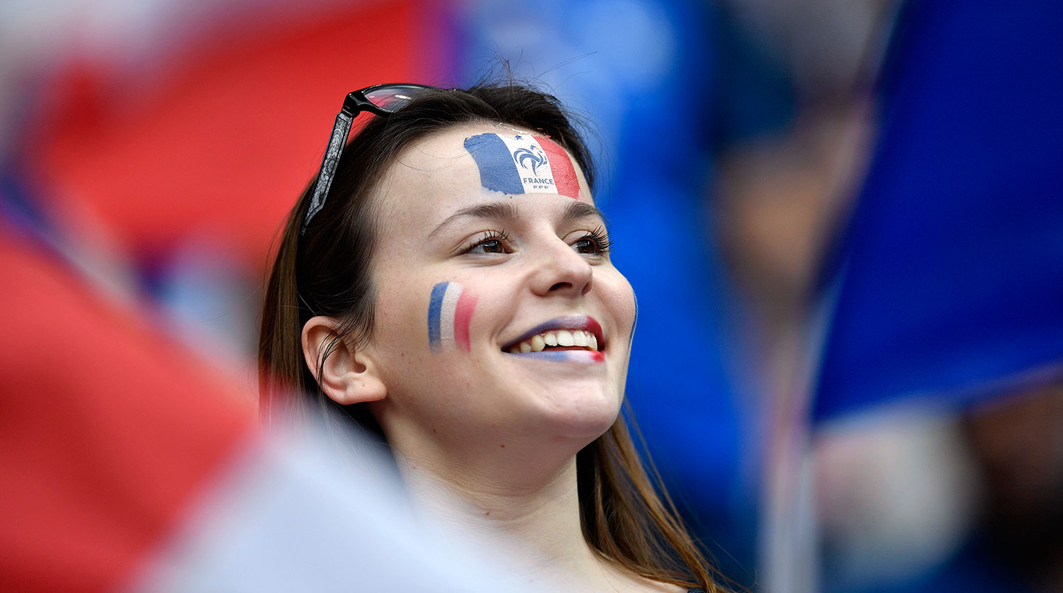 France girl. Болельщицы сборной Исландии. Болельщицы сборной Франции по футболу. Самая красивая болельщица евро 2016. Красивые французские болельщицы.