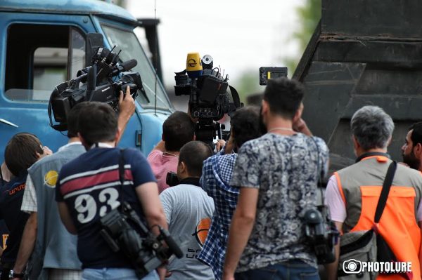 A group of armed citizens occupied the police station of Erebuni district and kept the policemen as a hostage