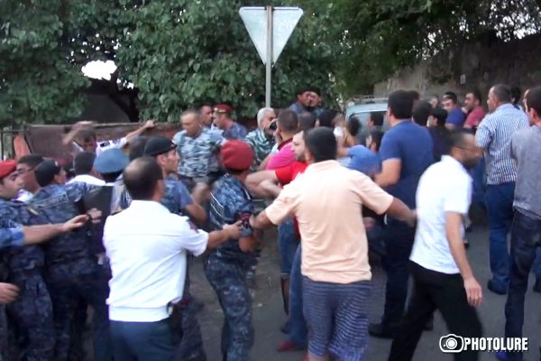 Clashes between policemen and opposition supporters of Sari Tagh took place during the third day of Erebuni district's police station occupation. There are injured among the policemen. Photo by Tehmine Yenoqyan