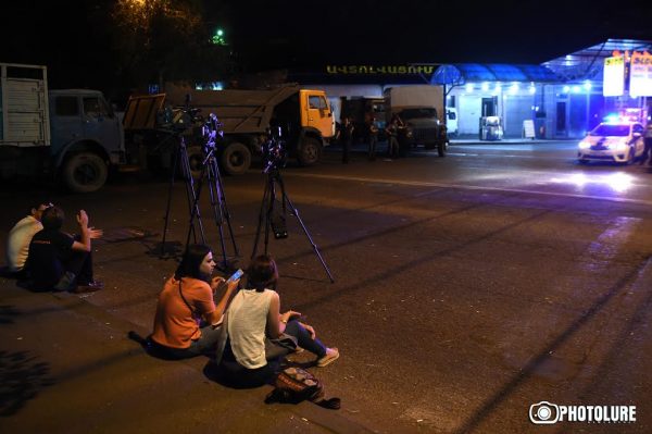 A group of armed citizens occupied the police station of Erebuni district and kept the policemen as a hostage