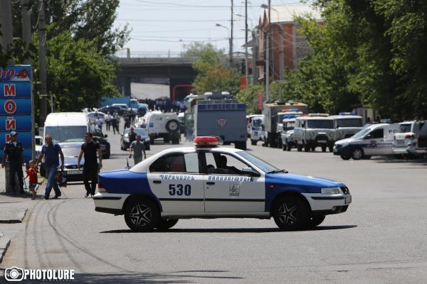 A group of armed citizens occupied the police station of Erebuni district and kept the policemen as a hostage