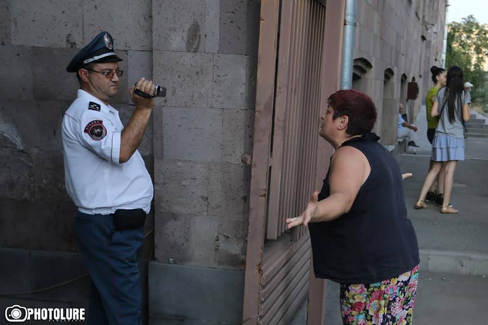 Арм камера. Камеры в Армении. Армянское на камеру. Армянские полицейские фото. Толстый армянский полицейский.