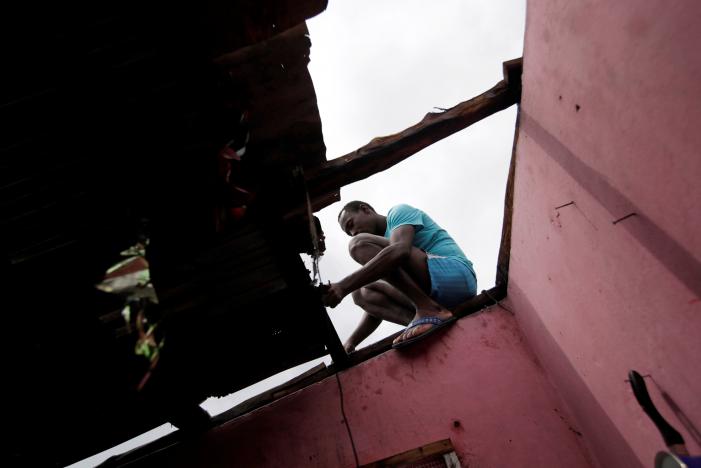 A man fixes the roof of a house damaged by Hurricane Matthew in Les Cayes, Haiti, October 5, 2016. REUTERS/Andres Martinez Casares