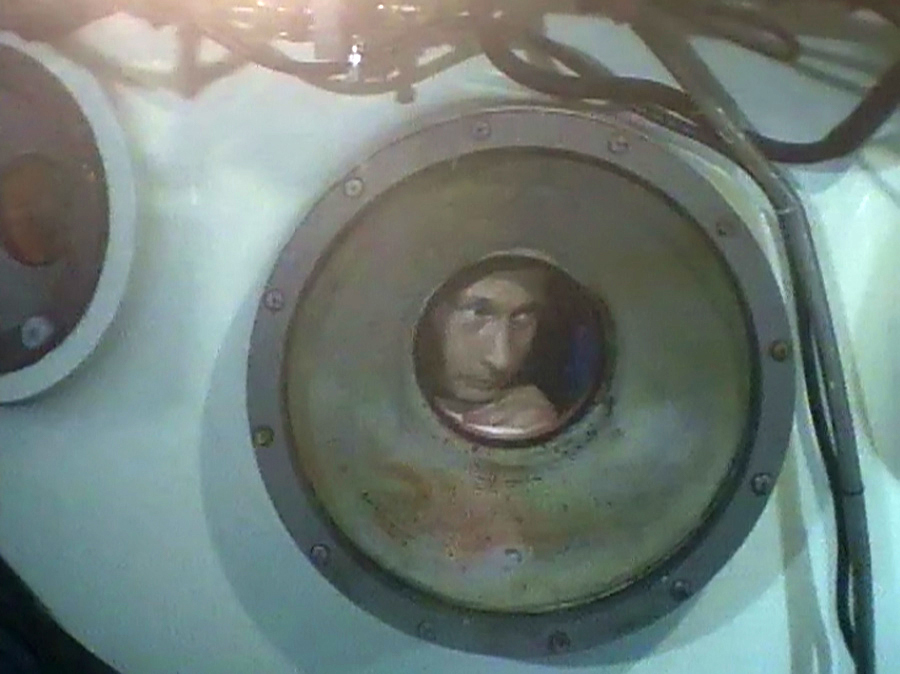 A video grab shows Russia's Prime Minister Vladimir Putin looking through the porthole of the "Mir-2" mini-submersible at Lake Baikal, August 1, 2009. Putin dived into the depths of the lake aboard the mini-submersible on Saturday in a stunt that adds a new dimension to his carefully cultivated macho image. The judo black belt -- who has already conquered the skies in a fighter aircraft and shot a Siberian tiger in the wild -- will descend 1,400 metres (4,600 ft) below the surface of the world's deepest lake to inspect valuable gas crystals. Picture taken August 1, 2009. REUTERS/RIA Novosti/Kremlin (RUSSIA POLITICS ENVIRONMENT IMAGES OF THE DAY) BEST QUALITY AVAILABLE - RTR26G8E