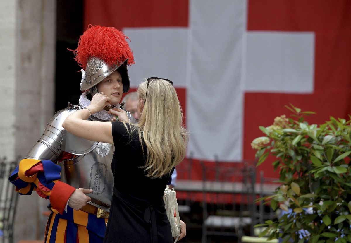 Vatican Swiss Guard Dominic Bergamin (L) is helped by his wife Joanne prior to a swearing-in ceremony at the Vatican May 6, 2015. REUTERS/Ettore Ferrari/Pool - RTX1BUPM