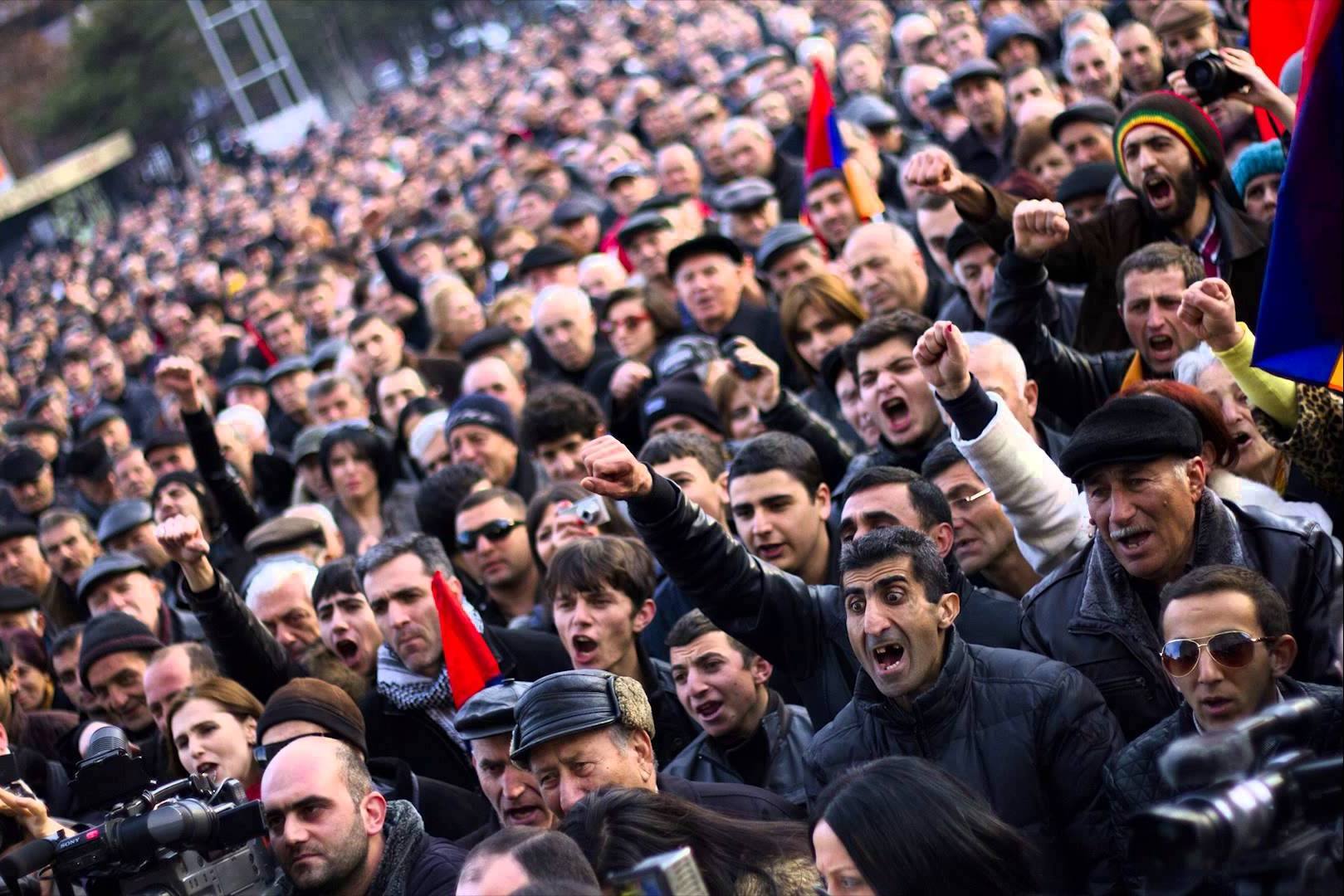 Сон армяне. Толпа армян. Толпа азербайджанцев. Много армян. Человек толпы.