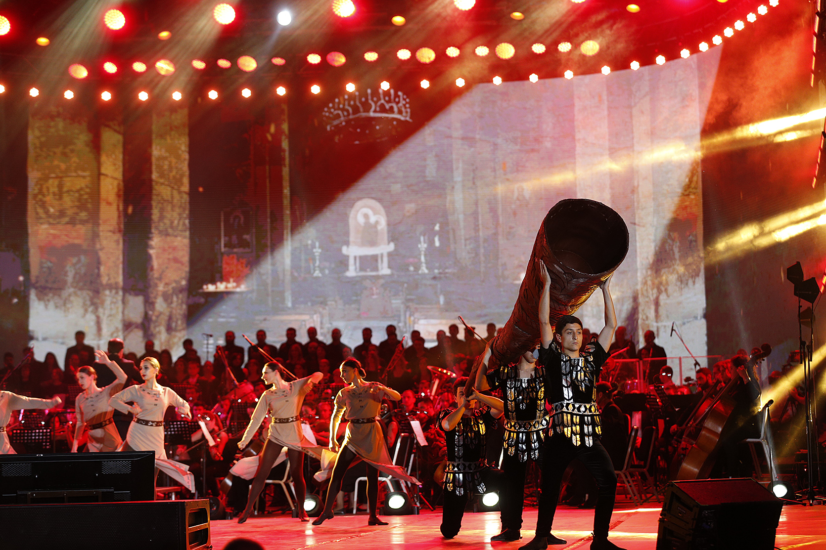 На праздничном концерте выступили. Армянский концерт. Концертный зал Армения. Концерт в Армении на площади. Праздничный концерт.