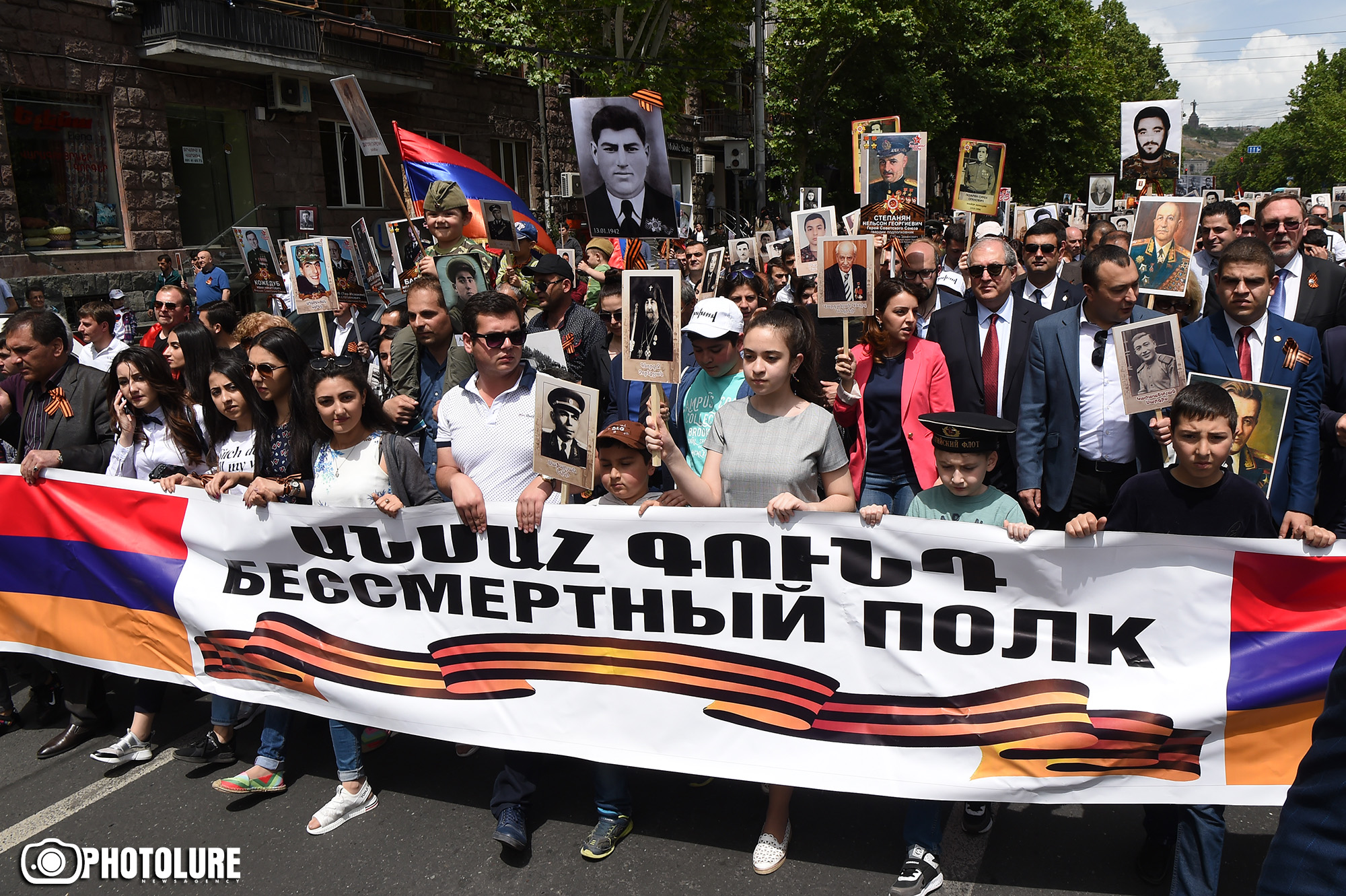 Праздники в мае в армении. Бессмертный полк Ереван. Бессмертный полк армяне. День Победы Армения. 9 Мая в Армении.