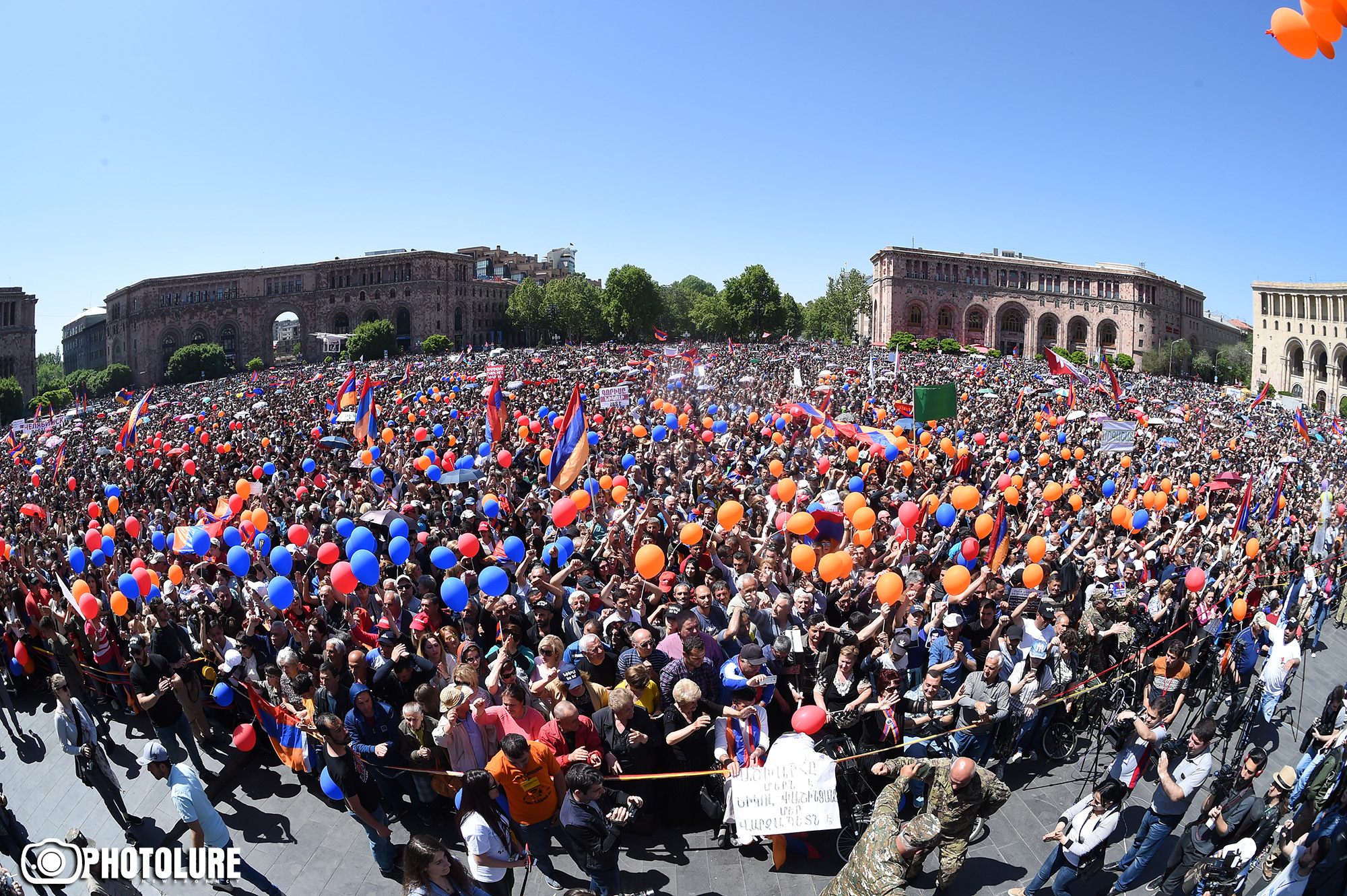 Ереван сегодня сейчас. Пашинян бархатная революция. Бархатная революция в Армении Пашинян. Революция в Армении 2018. Цветная революция в Армении 2018.