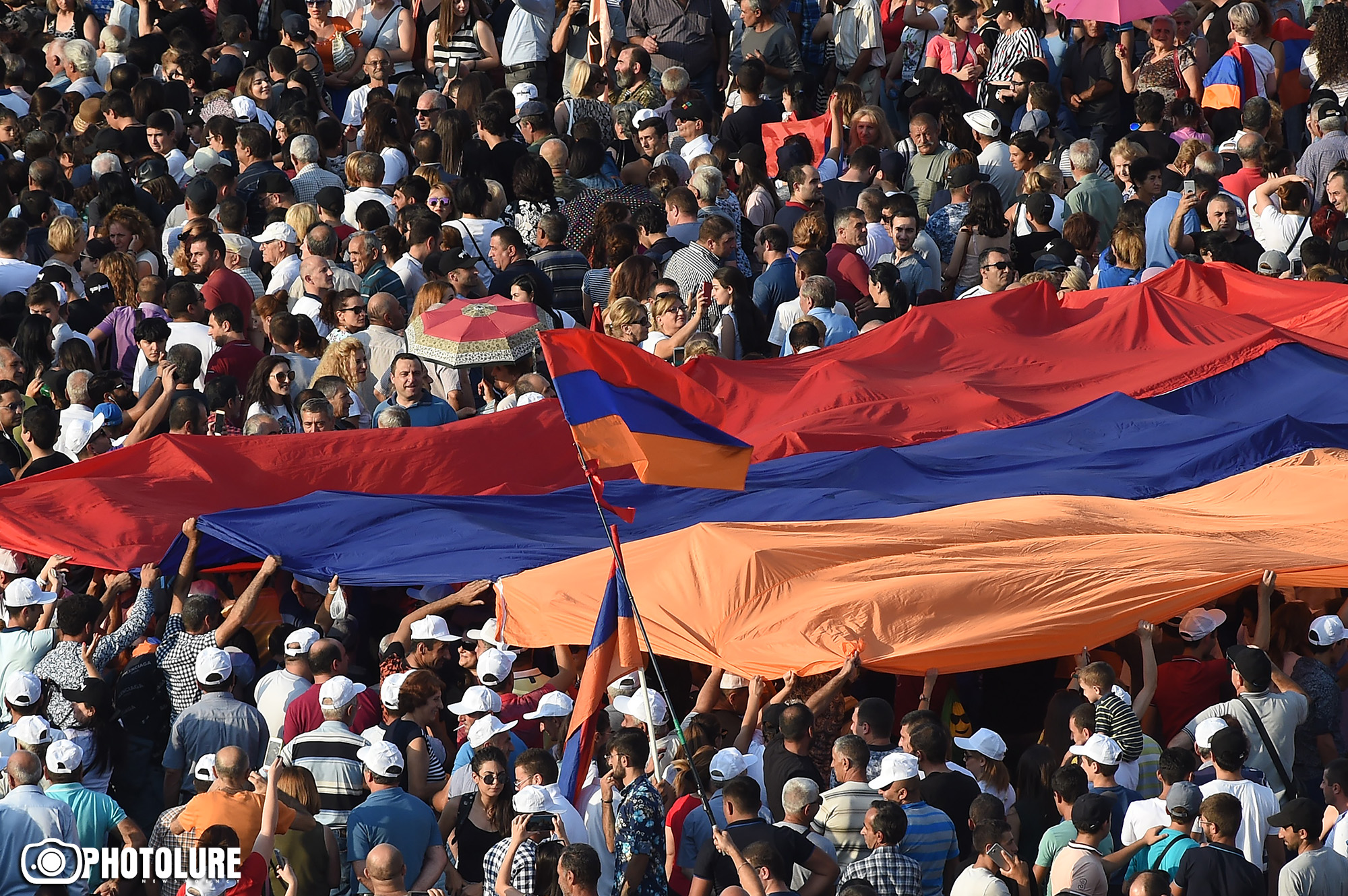 Население армении на сегодня. Население Армении. Армяне население. Жители Еревана. Бархатная революция в Армении.