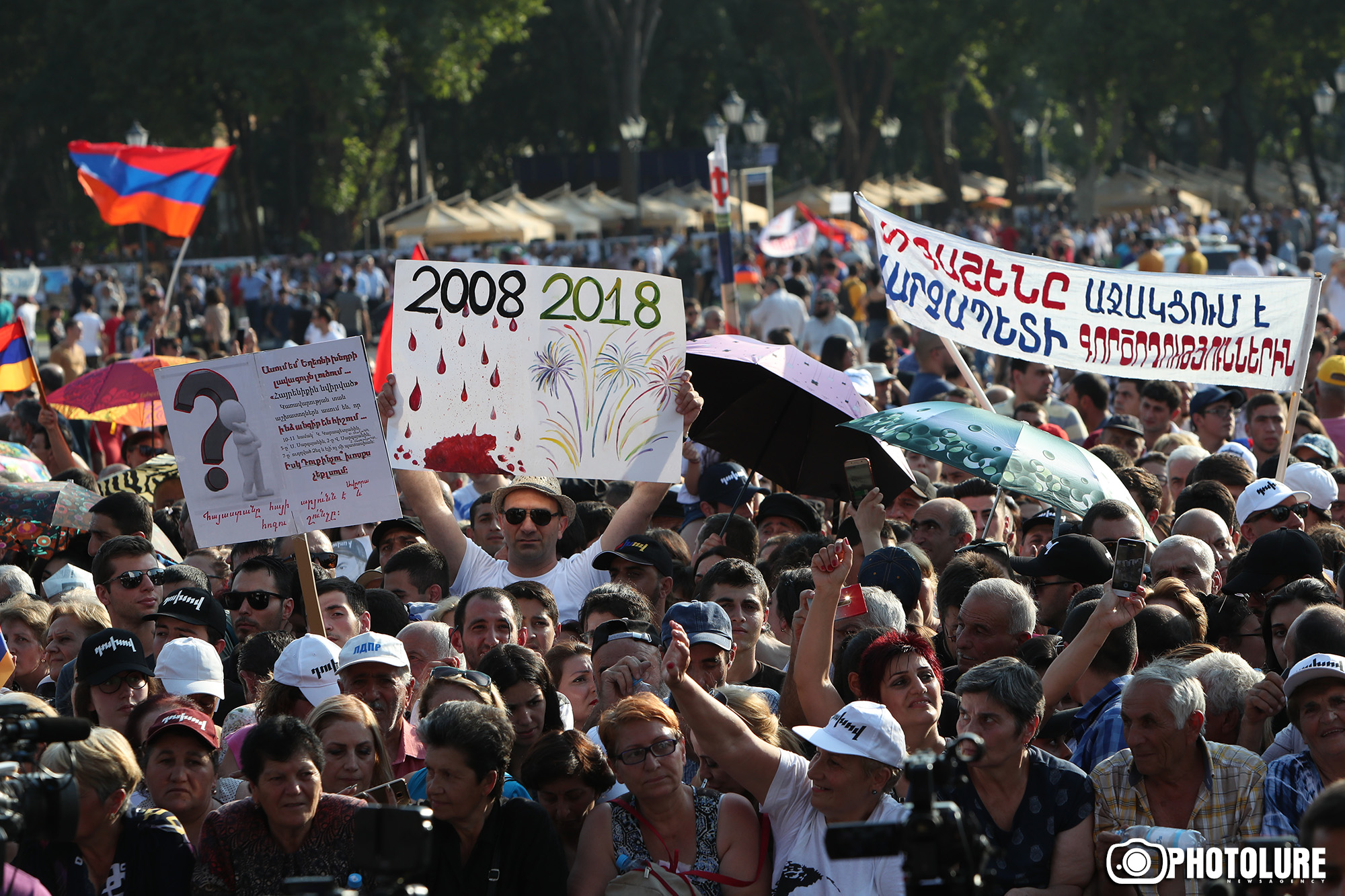 Охлократия. Митинг на площади в Ереване. Охлократия фото. Площадь Еревана azatutyun. Охлократия прикол.