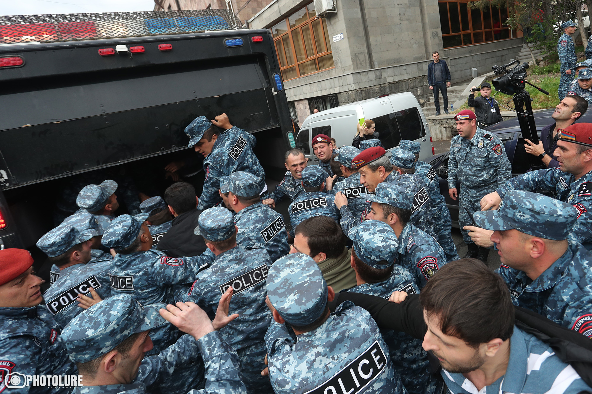 Вооруженные люди ворвались в полицию в ереване. Ваге Казарян полиция Армении. Милиция и полиция. Протесты в Европе. 2008г Ереван протесты полиция.