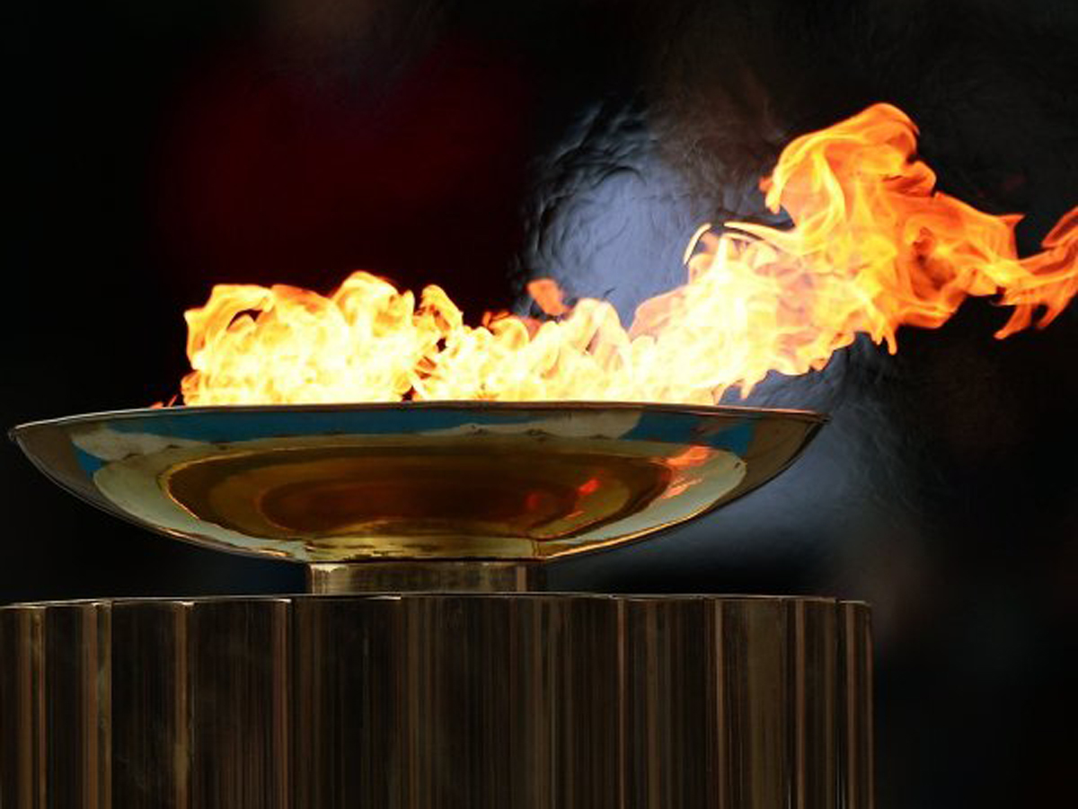 Факел современные игры зажигается. Чаша Олимпийский огонь Греция. Олимпийская чаша огня Олимпия. Олимпийский огонь и факельная эстафета. Чаша для огня.